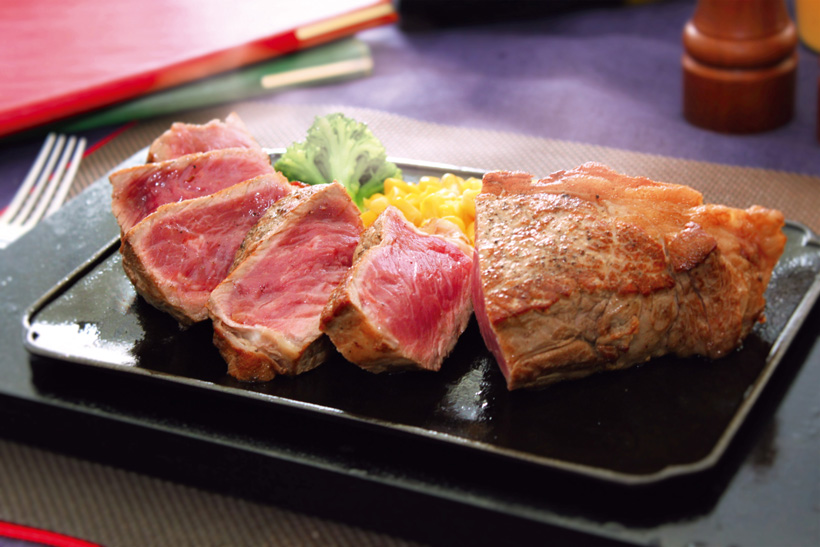 人気チェーン＆ファミレスの“ステーキ”の実力を判定! いちばん肉々しくてボリューミーなのは……