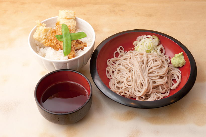 ↑ワンコインセット(500円) 年に約3 回内容が変わる。写真はミニいか天丼ともりそばのセット