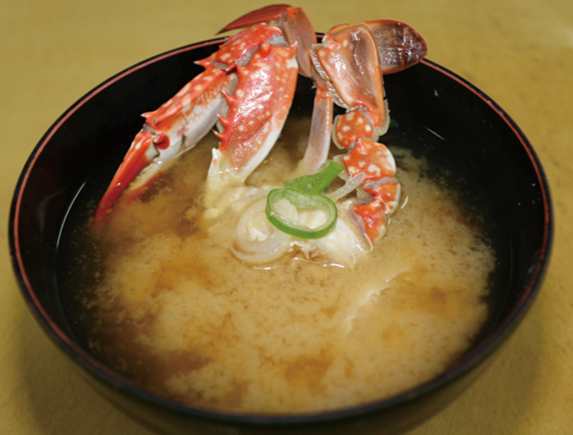 ↑かにの味噌汁(125円) 大きめのかにの半身 が入ったぜいたくな みそ汁。かにのうま みがみそ汁に溶けだ しておいしい。