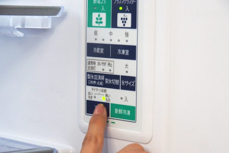 ↑冷蔵庫内部にある操作パネルで、「冷凍」ボタンを3回押すと、製氷室下にある上段冷凍室の「タイマー冷凍」が開始されます