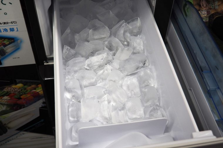 ↑個人的に非常に気に入っているのが自動製氷機能。「キラットモード」で、一般的な冷蔵庫の製氷機能と比較して透明度の高い氷が作れます。大きめの氷が作れるのも便利です