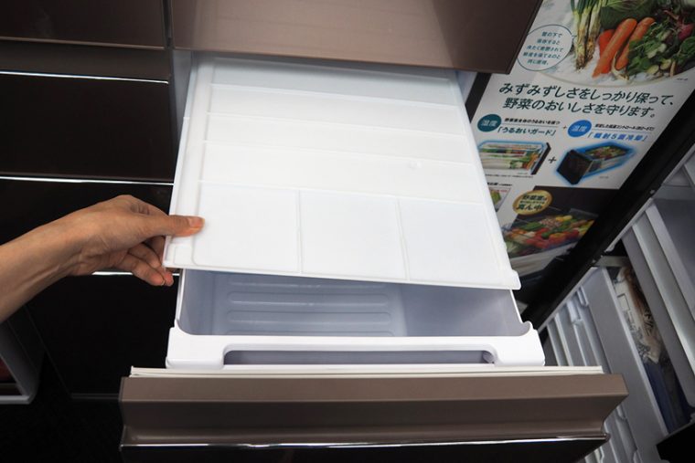 ↑普段は見えない位置に格納されている板状の「うるおいガード」。野菜室を閉じると、自動的にフタのように庫内を密閉します