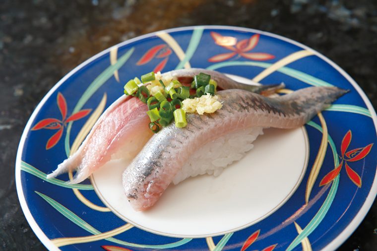 ↑いわし/二貫(216円) 肉厚で脂がたっぷり乗った千葉 産いわし。身がとろける食感が味わえる。なお、いわしはその時期に一番いい産地のものを使用する