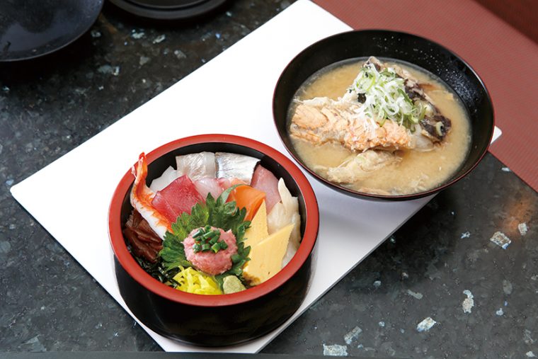 ↑タフ丼/みそ汁付き(734円) 赤身・サーモン・石 垣貝・すずき・あじ など10種の魚介入 り。ネタの種類は日 によって異なる