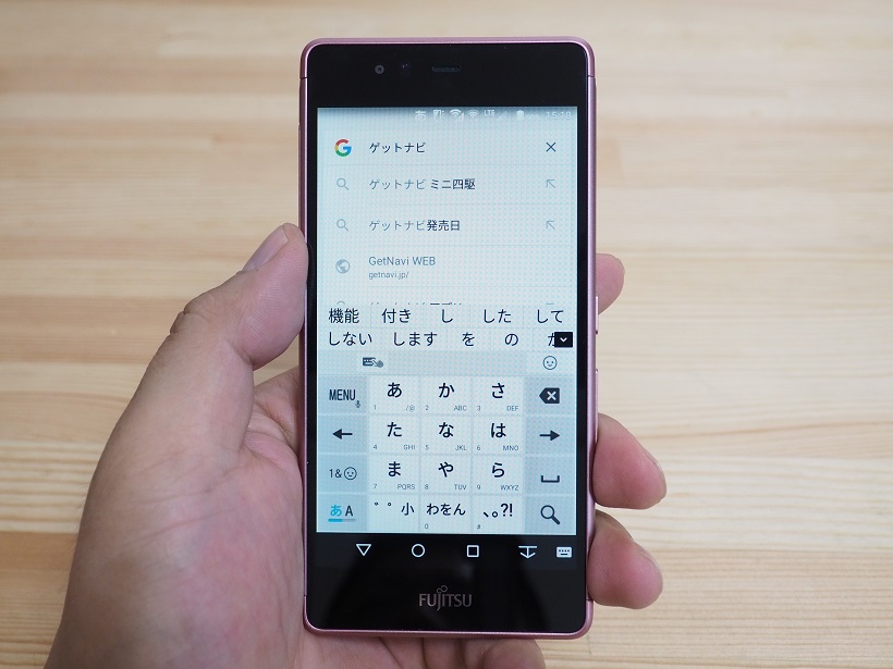 ↑「arrows M03」のディスプレーサイズは約5インチ。手の小さな人にも無理なく操作できるサイズだ