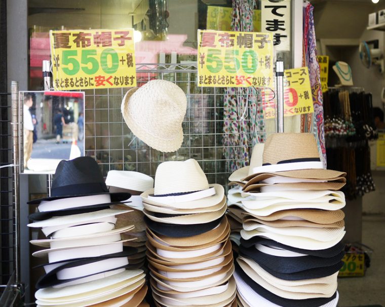 ↑そういうお店を見つけたらかなりお得で、このお店は夏の帽子がなんと550円(+税)