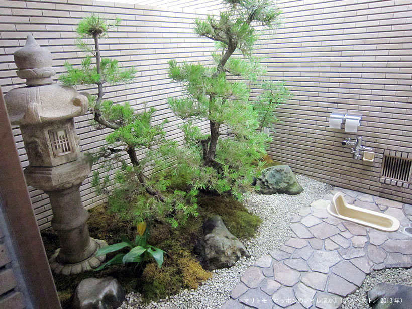 ↑「トイレに長居をしてもらいたい」というオーナーの思いから作られた庭園仕様のトイレ