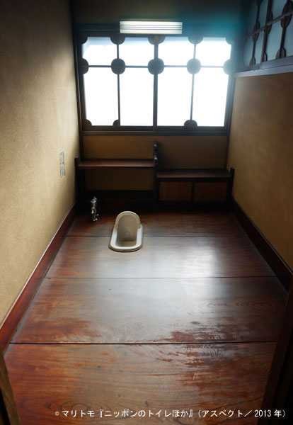 ↑目黒雅叙園の旧館のトイレ。お付きの人が花嫁の裾を持ち上げられるよう配慮されているといいます
