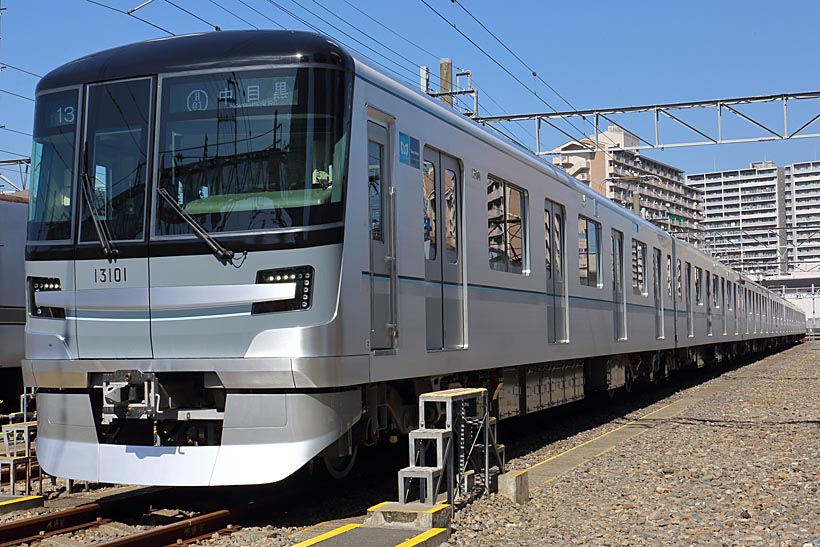 正面のシルバーラインとLEDライトがざん新! 日比谷線の新たな“顔”へ東京メトロ13000系が公開!