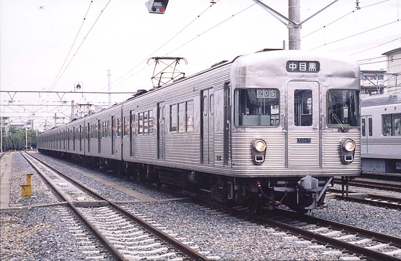 ↑日比谷線の初代車両・3000系。現在も長野〜湯田中間を走る長野電鉄でその雄姿を見ることができる