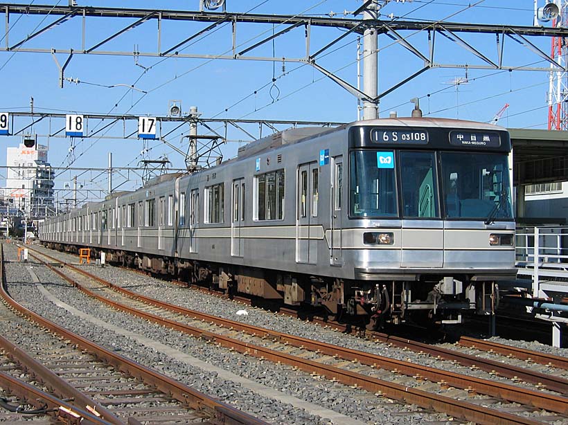 ↑日比谷線03系電車。写真の車両は3トビラ車だが、5トビラ車も走っている