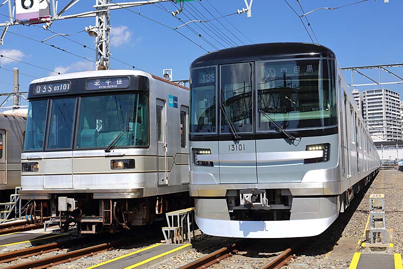 ↑日比谷線の2代目03系と並ぶ新車13000系。多くの新たな試みが取り入れられている。