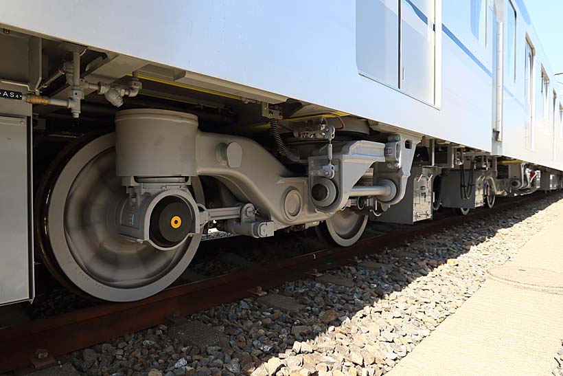 ↑13000系は狭軌鉄道では初の片軸操舵方式の台車を採用した。乗り心地が向上するという