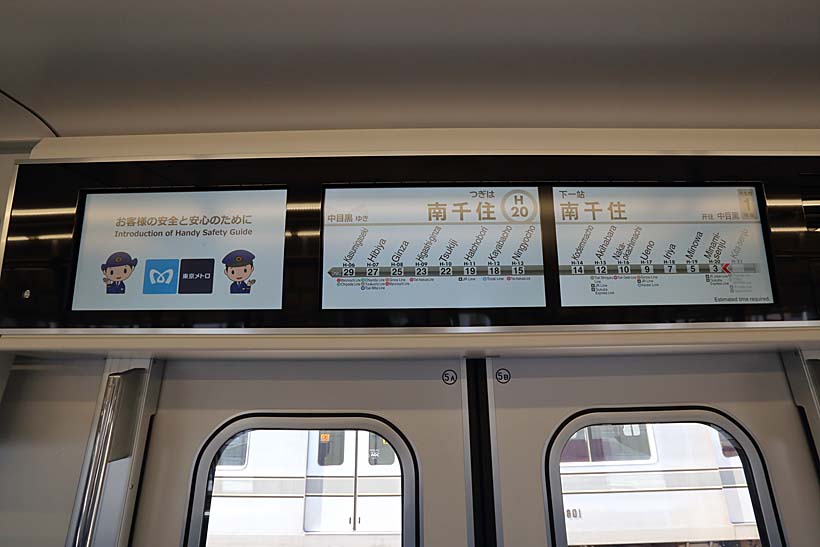 ↑乗降トビラの上には17インチ3画面の車内ディスプレイが設置され、より見やすく便利になった