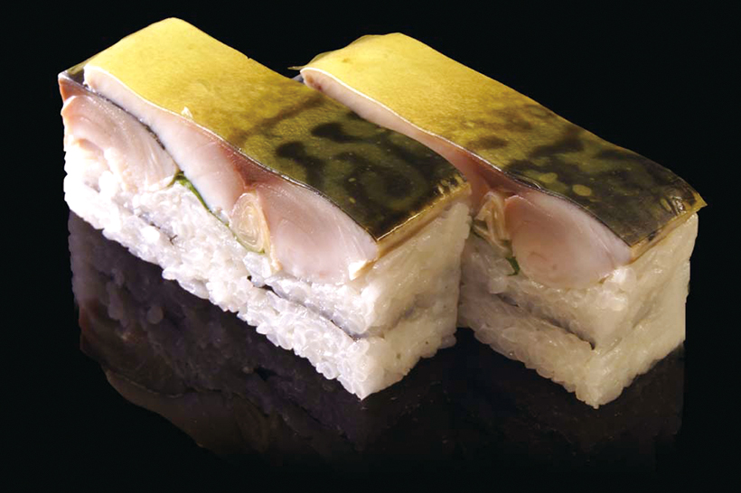 ↑さば棒鮨/二貫(248円) 肉厚なさばが特徴の棒寿 司。脂の乗りが圧倒的なノ ルウェー産さばを使用。さ ばの脂のうまみとまろやか な酢のハーモニーが絶妙だ。