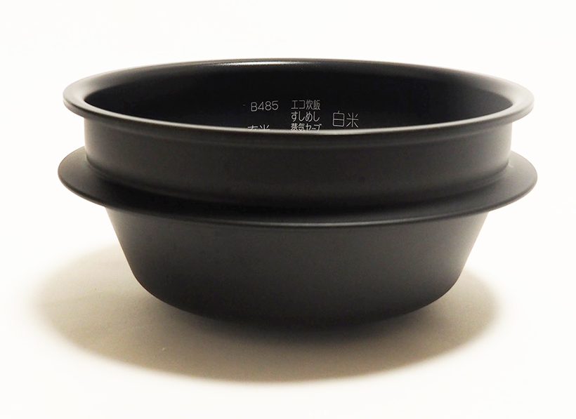 ↑羽根のある独特の「羽釜形状」をした南部鉄器内釜。高級感と重量感のあるたたずまいはさすが伝統工芸品! 叩くと寺の鐘のようなカーンという良い音がします。内釜は、溶かした鉄を型に流し込んで作る鋳鉄ですが、南部鉄器は一般的な鋳鉄製品よりも気泡などが少なく品質が良いと言われています