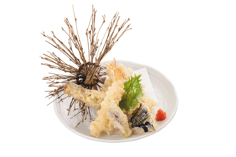 ↑季節のてんぷら盛合せ(735円) 春夏秋冬で変わる旬の魚や野菜を使った天ぷら。酒との相性 がよく、つまみとしての注文も多い