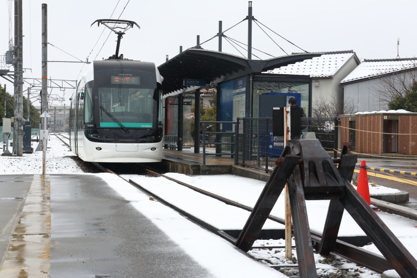 ↑終点の岩瀬浜駅には不釣り合いに大きな車止めがある。元JRの路線だった証しだ