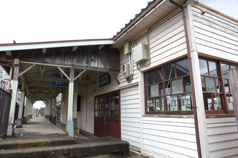 ↑東岩瀬駅には1924(大正13)年に建ったとされる旧駅舎が残り、待合室として利用されている