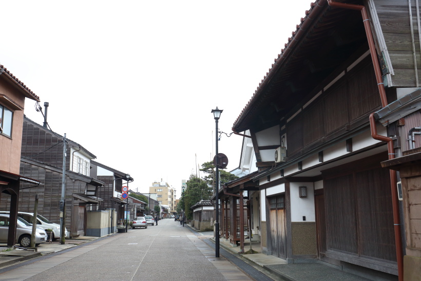 ↑旧岩瀬地区は古くは北前船の寄港地として栄えた。今も古い造りの町屋の軒を連ねている