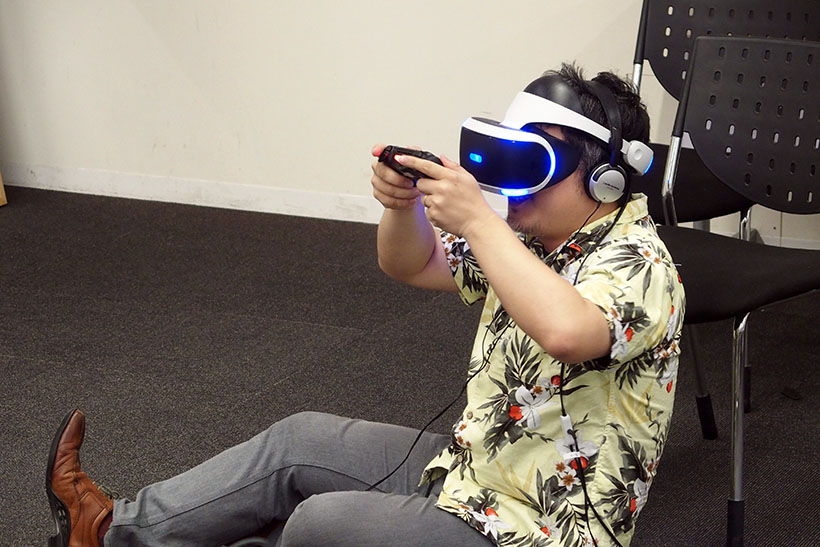 ↑椅子から降りて、床に座り込む新堀ディレクター。プールのシーンでは視点を低くすることで、プールの水の中に潜ることもできます