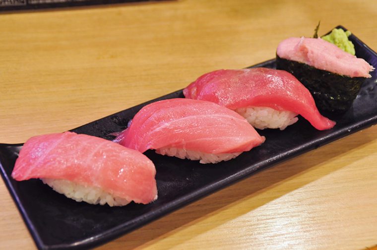 ↑まぐろづくし(639円) 大とろ、中とろ、赤身、ねぎとろの四貫セット。生の本ま ぐろを仕入れて、店内でさばいて客に出すので、鮮度がきわめて高い