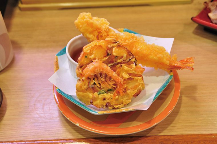 ↑海老とかきあげの天盛り( 313円) 特大のえび天ぷらに、えび、ほたてと野菜のかき揚げが付いた。サクッと軽い揚げ上 がりがおいしい