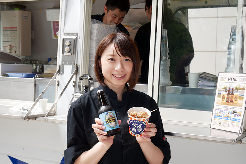 ↑売り子さんが撮影に応じてくれました。ハマスタさながらの元気な声も飛び交います