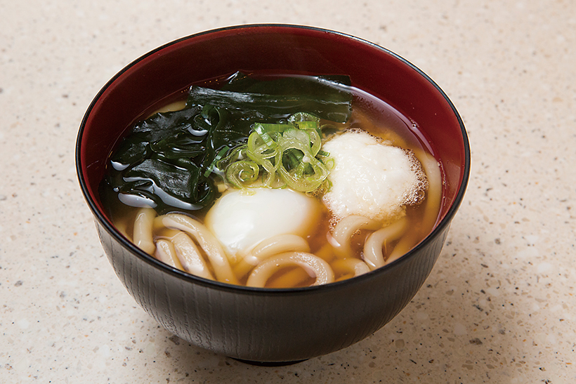 ↑温玉とろろうどん(194円) 上品な甘さの「まだ いだし」を使ったうどん。温玉ととろろをうどんと絡めて食べると濃厚な味わいに
