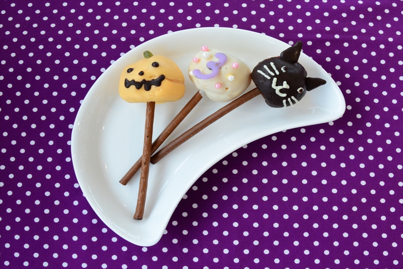 これはハロウィンで使える! プチシューをデコって作る「スティックスイーツ」のレシピを大公開
