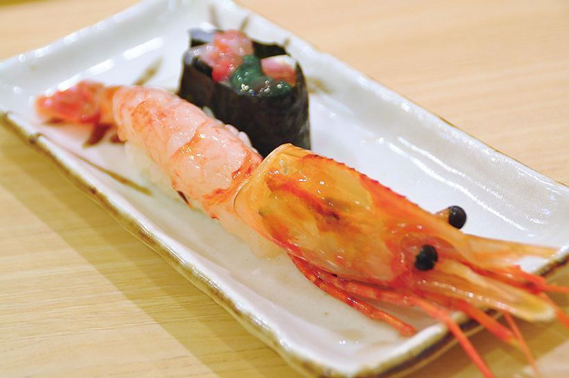 ↑でっかい ぼたんえび(681円) 希少価値の高い大ぶりで肉厚のぼたんえびを使用。 プリッとした食感と、とろ ~りとろける甘みが至福のおいしさを生み出す