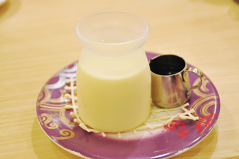 ↑北海道大地のプリン(303円) 黒蜜をかけていただ く、濃厚な味わいの 手作りプリン。食後 を締めくくるスイー ツとして大人気だ