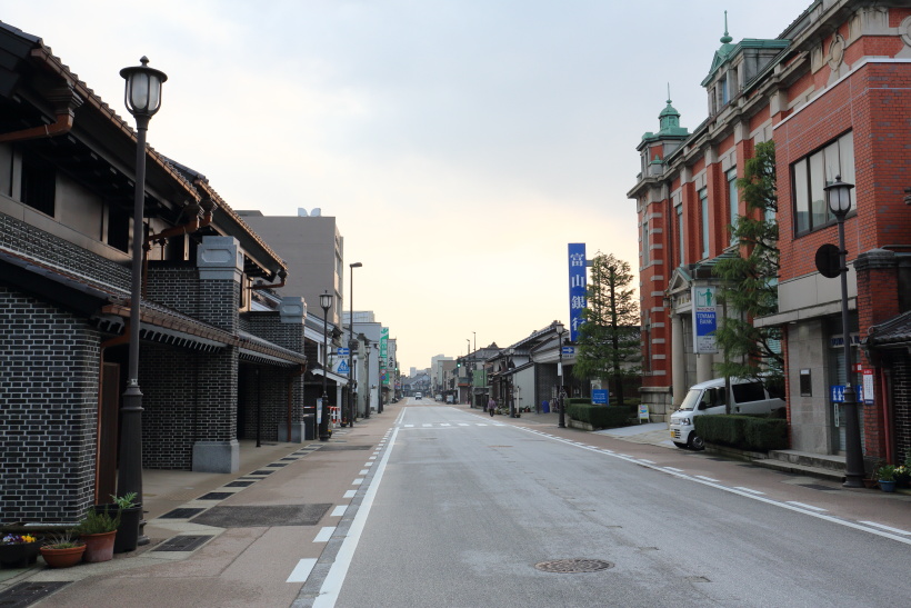 ↑伝統的建造物群に選定された、高岡市山町筋の早朝の風景。古い絵はがきのような光景に出会えた