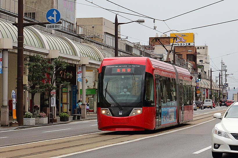 ↑高岡市街を走る万葉線MLRV1000形。アイトラムの愛称で親しまれている