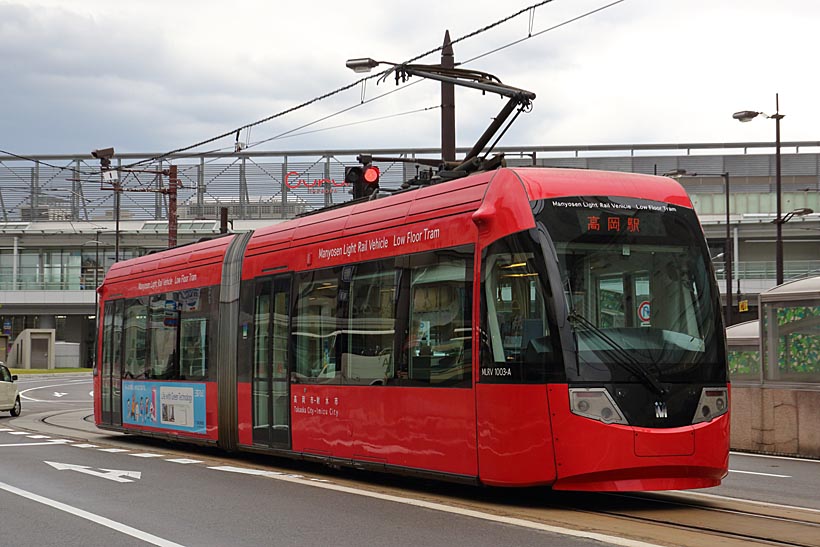 ↑2000年代に導入されたMLRV1000形電車。車体の色は真紅で、街中でもかなり目立つ