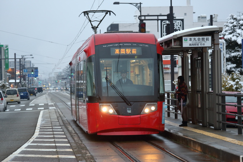 ↑併用軌道区間を含め、単線区間が主流。途中にすれ違い用の複線区間が設けられている
