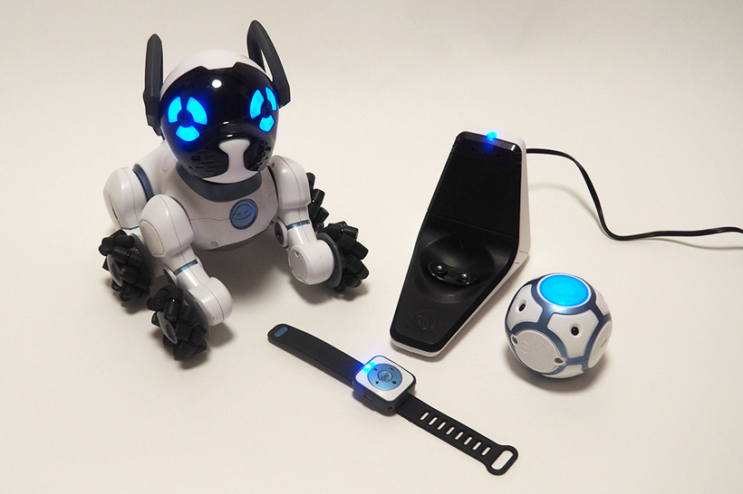 ↑チワワサイズのロボット犬「CHiP」。スマートベッド（充電台）、スマートバンドとスマートボールが付属します