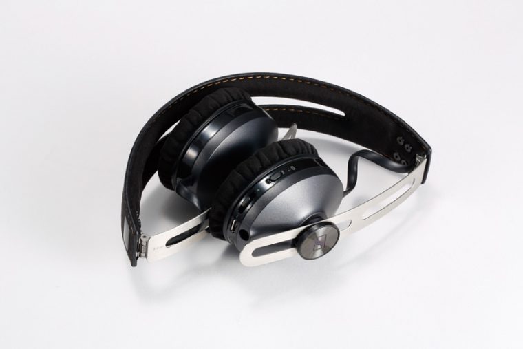 ↑MOMENTUM Wirelessよりコンパクト。リモコンボタンは目立たない配置だが操作性は高い