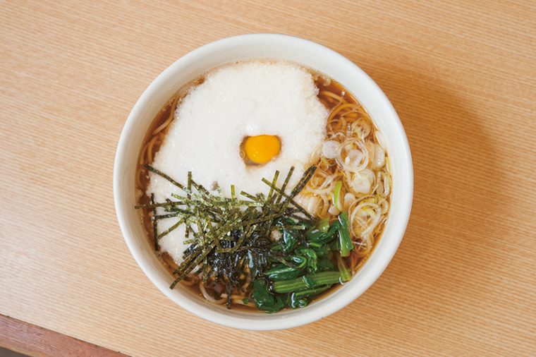 ↑山かけそば(480円) とろろとウズラの卵のコント ラストが美しい一品。粘りの あるとろろでさっぱりとしな がら満足感のある味わいに。
