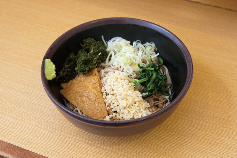 ↑朝そば(400円)は油揚げ、揚げ玉、ほうれん草、焼き甘のり、ねぎがのっており、コスパも抜群
