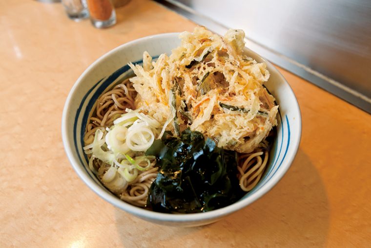 ↑かき揚げそば(400円) 「. しぶそば」のかき揚げは、基本の玉ねぎとに んじんに、季節ごとに様々な食材を加えて揚げて いる。ちなみに春はこりこり食感の茎わかめ入り。