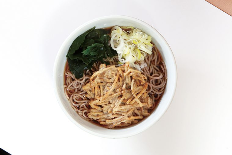 ごぼう天そば(390円) ごぼうの細切りを使った天ぷらはしっとり食感。口内に広がる独特の香りと甘みが食欲を刺激する