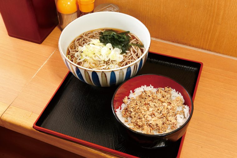 「あじ御飯そばセット」(490円)は、焼きあじのほぐし身をのせて白ゴマを振ったご飯と、かけそばがセットに。かけそばのつゆをご飯にかけて茶漬け風にしてもうまい