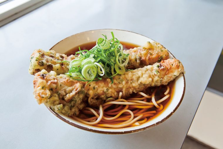 ↑巨大な磯部風ちくわ天が2 個入った「ちくわ天そば」(2本入り・420円)も大人気