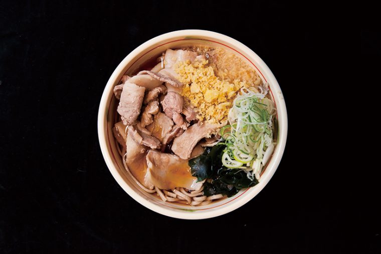 ↑肉そば(490円) 精肉店で購入した豚肉を店のつゆで煮込んで味付けし、 そばにトッピング。あげ玉でコクが加わり、文句なしにうまい。