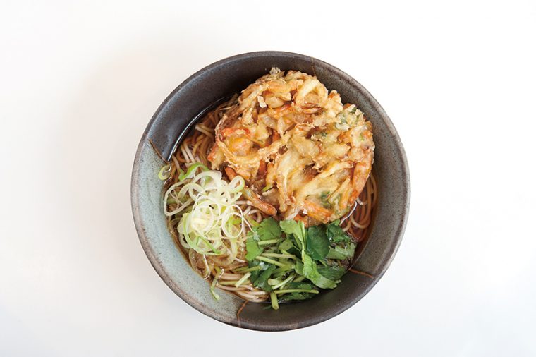 ↑かき揚げそば(440円) 玉ねぎ、に んじん、春菊入 りのかき揚げは揚 げ置き。つゆを吸って柔 らかくなったところをそばと 一緒に食べてもうまい。