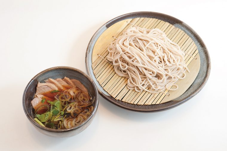 ↑「合鴨つけそば」(580円)は、鴨 肉が5 枚も入ってお得。 鴨の脂が溶けたつけ汁 も絶品で、もりそば1 枚がペロリとなくなるお いしさだ。