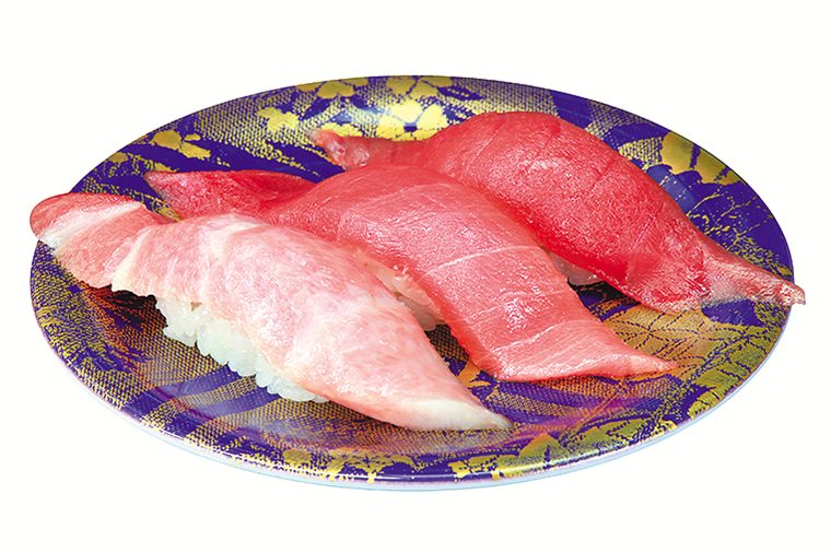 ↑本鮪三貫盛(697円) 本まぐろの大とろ、中と ろ、赤身のセット。ジュー シーな脂があふれる大とろは感動ものだ。中とろは赤身と脂のバランスが絶妙