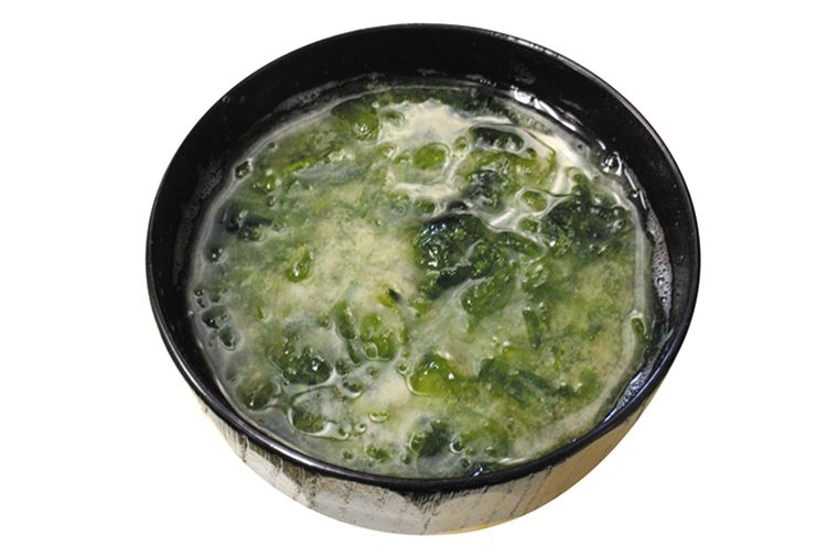 ↑のり汁(138円) 青のりがたっぷり入 って風味が豊かなみ そ汁。小さめサイズ かつ値段が安いので、 気軽に注文できる。