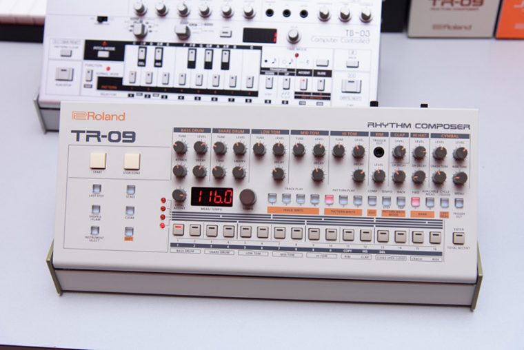 ↑TR-09